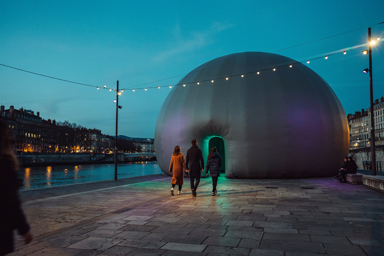 Location de dôme immersif 360° à Lyon, grand dôme gonflable pour événement en soirée