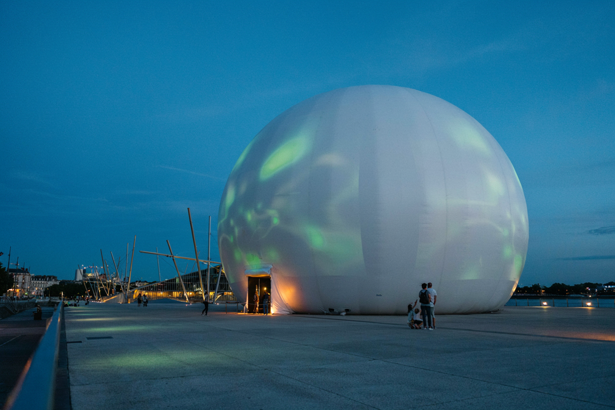 Location de dôme immersif 360° à Nantes, grand dôme gonflable pour événement en soirée