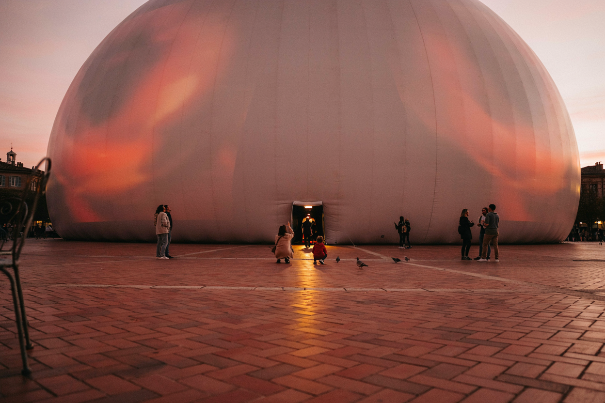 Location de dôme immersif 360° à Toulouse, grand dôme gonflable pour événement en soirée